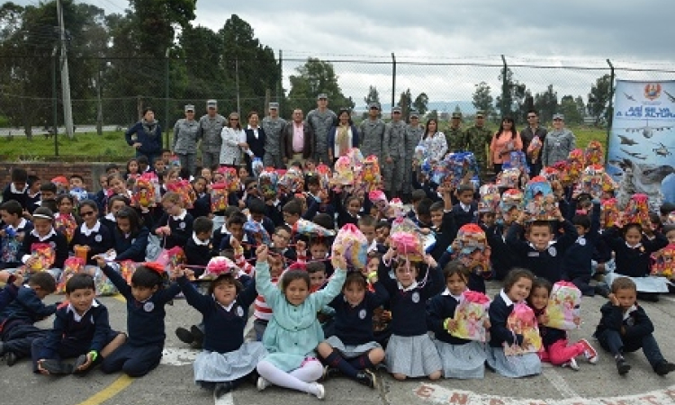 Niños de la escuela La Tebaida de Funza reciben kits escolares de sus amigos de CATAM.