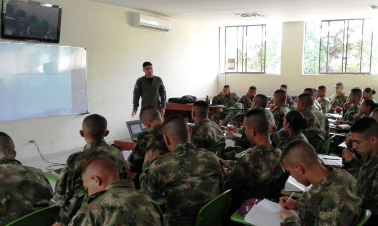 Fuerza Aérea Colombiana dictó curso de Señalador de Objetivos Militares en Tierra a alféreces del Ejercito Nacional