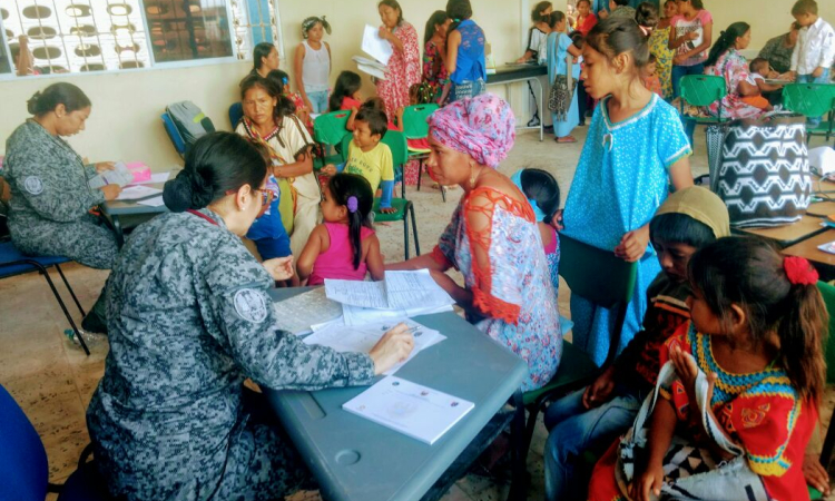 Indígenas Wayuu acuden a la cita con la salud y la Fuerza Aérea Colombiana