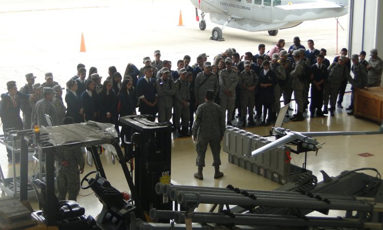 Alumnos del Gimnasio Militar Fuerza Aérea conocen la misión del Comando Aéreo de Mantenimiento 