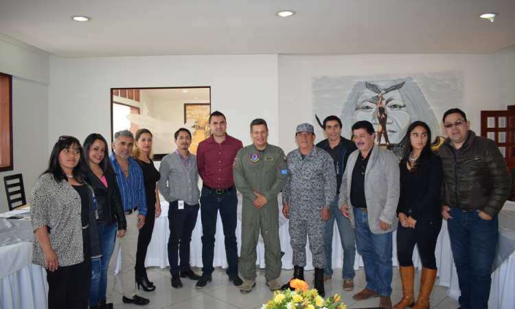 Comando Aéreo de Mantenimiento realiza reconocimiento profesional a periodistas en su día