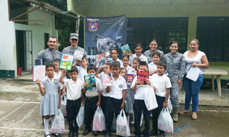 Fuerza Aérea beneficia a niñas y niños de Puerto Salgar con kits escolares