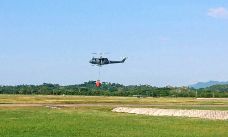 Tripulaciones del Comando Aéreo de Combate No. 1 son entrenadas en recuperación de personal y extinción de incendios