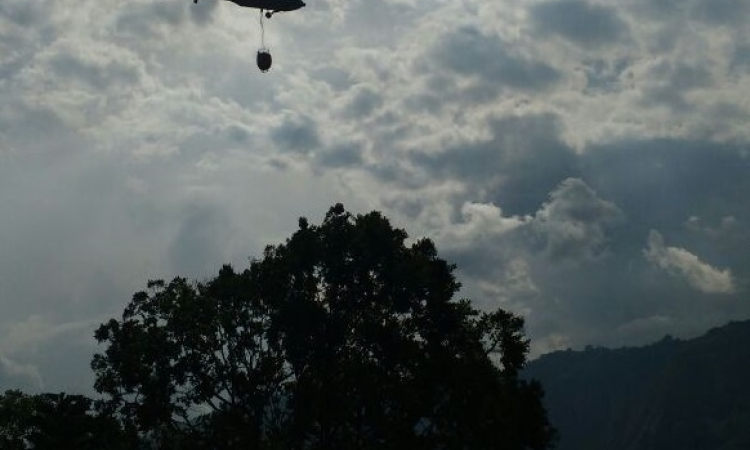 Fuerza Aérea Colombiana combate incendio en Antioquia