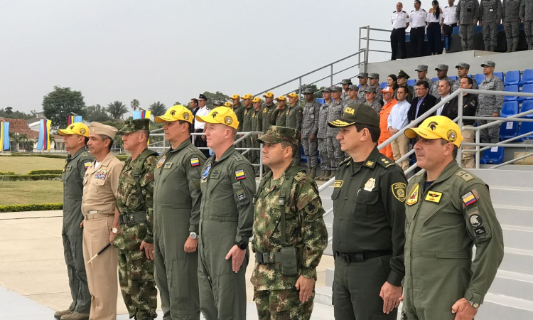 General Carlos Bueno asiste al cuarto aniversario del CACOM 7