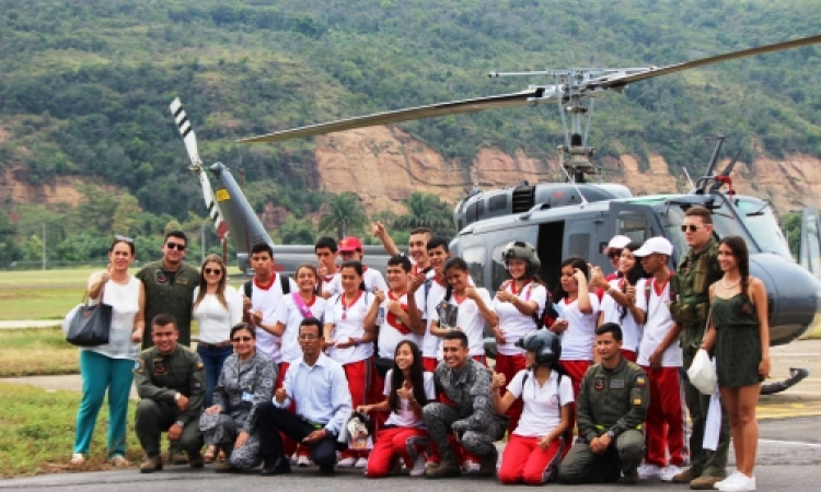 Fuerza Aérea cumplió el sueño de volar a niños con discapacidad Auditiva