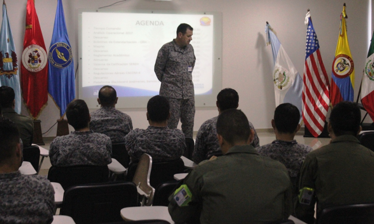 Seminario de estandarización para el entrenamiento de los futuros pilotos de ala rotatoria 