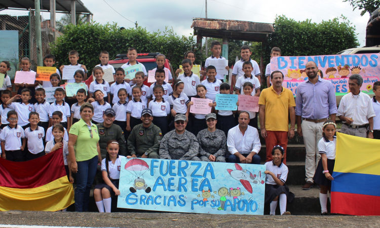 Fuerza Aérea Colombiana desplegó sus alas de esperanza en beneficio de una humilde escuelita en Villarrica - Tolima