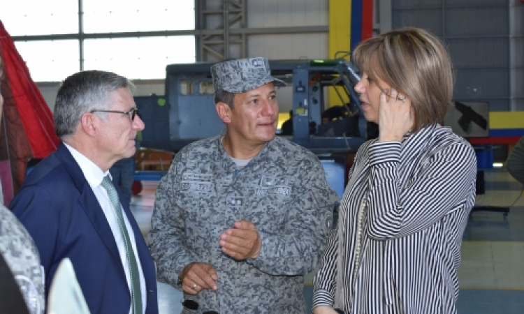 iceministra de Defensa realiza visita estratégica al Comando Aéreo de Mantenimiento