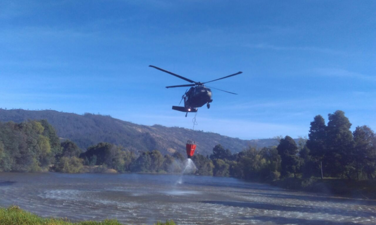 Desde el aire Fuerza Aérea combate incendio en Cundinamarca