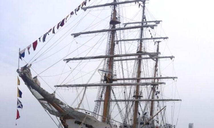 Suboficiales de la Fuerza Aérea visitan la Escuela Naval "Almirante Padilla"