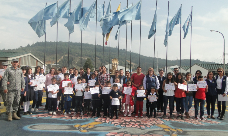 Niños y jóvenes continúan sus estudios gracias a la Fuerza Aérea