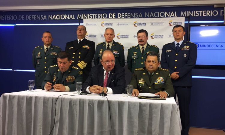 Comandante FAC asiste a rueda de prensa 