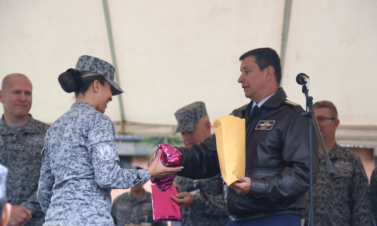 Las damas del aire reciben homenaje en su día 