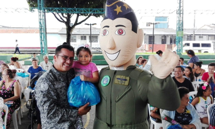 Comando Aéreo de Combate No.2  fortalece la relación con los habitantes del barrio "El Retiro"