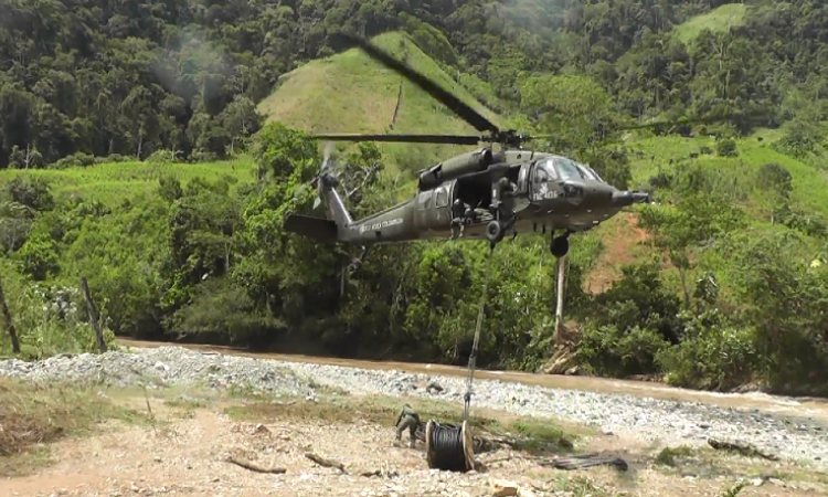 Fuerza Aérea transporta puente peatonal hasta la vereda San Agustín