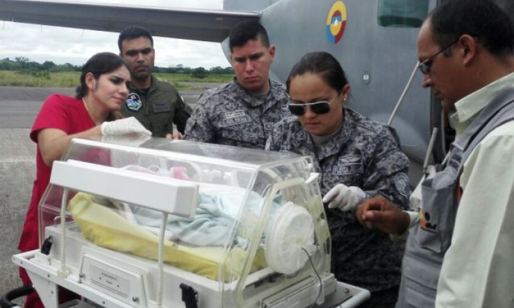 Bebé recién nacido con problemas respiratorios fue trasladado por la Fuerza Aérea