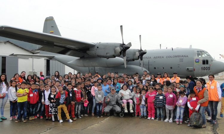 145 niños de la Sabana de Occidente visitaron el Comando Aéreo de Mantenimiento