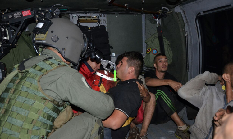 Empleando visores nocturnos, Fuerza Aérea rescata 11 excursionistas 