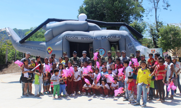 Fuerza Aérea Colombiana celebró el día de los niños en Ortega, Tolima