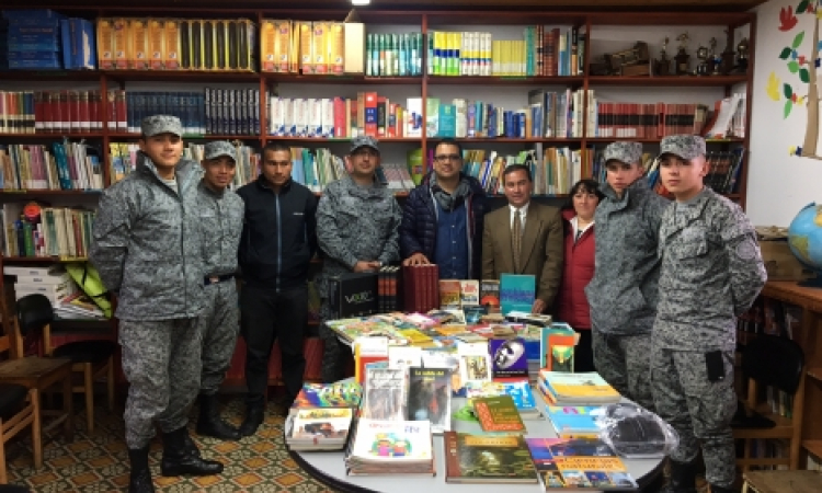 omando Aéreo de Mantenimiento dona libros al colegio San Antonio de Tausa (Cundinamarca).