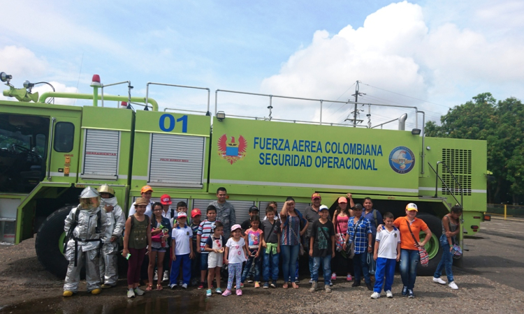 En el mes de los niños población infantil de Victoria, Caldas visita la Base Aérea de Palanquero