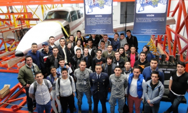 Universidad Los Libertadores realiza visita académica al Comando Aéreo de Mantenimiento