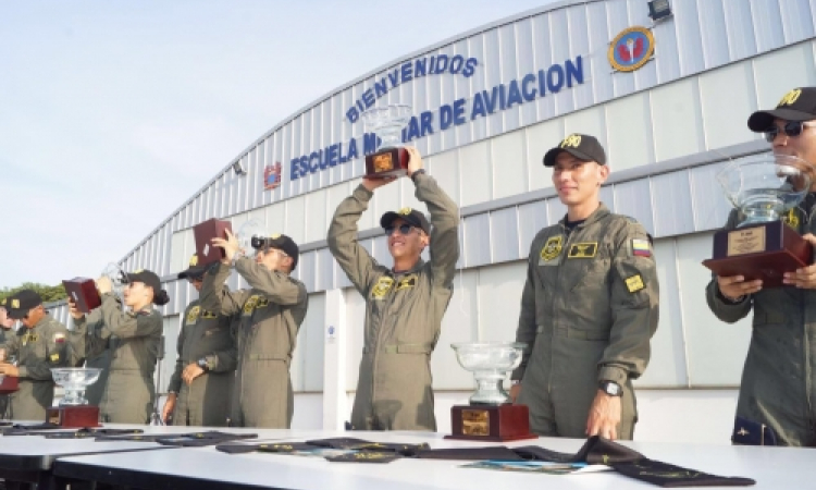 Con una emotiva ceremonia Alféreces del curso 90 de Oficiales de la Fuerza Aérea Colombiana celebraron su “Vuelo Solo”.