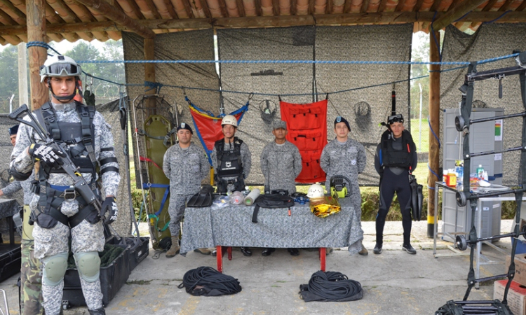 Aniversario con altura de quienes brindan seguridad desde tierra