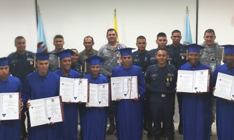 Soldados de aviación terminan su servicio militar y se gradúan como bachilleres académicos  