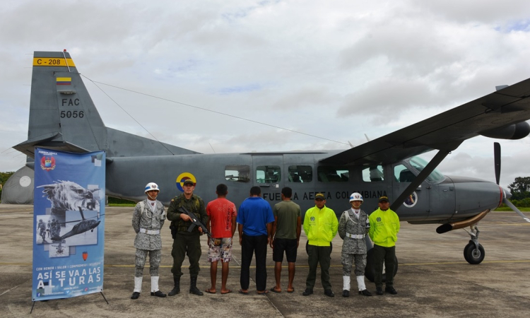 Fuerza Aérea transporta presuntos delincuentes desde el corregimiento del Amazonas