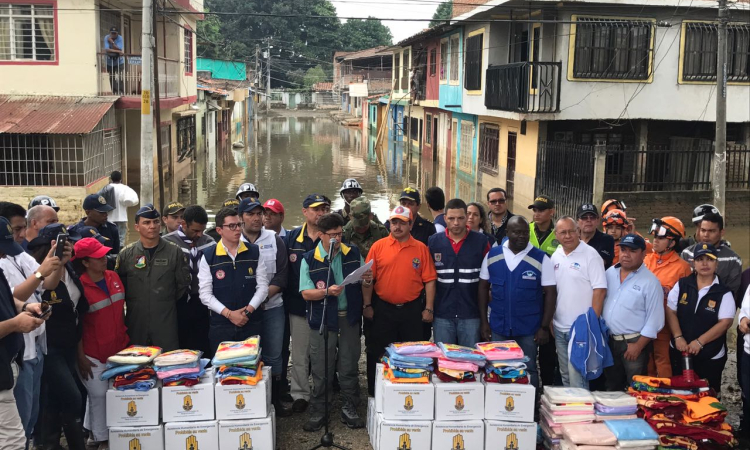 Fuerza Aérea Colombiana visita las zonas afectadas por la creciente del río Cauca