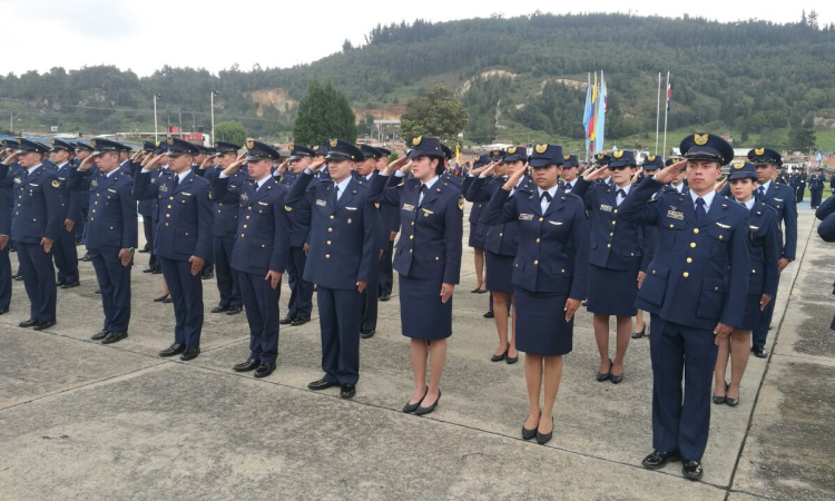 Ceremonia de ascensos en la Escuela de Suboficiales de la Fuerza Aérea 