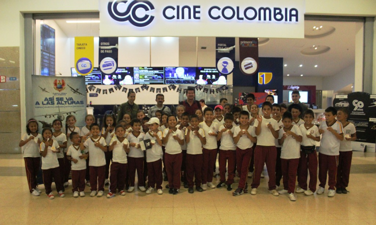 Niños campesinos conocieron las maravillas del séptimo arte gracias a la Fuerza Aérea