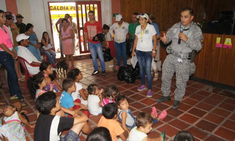 Ayudas humanitarias son entregadas a familias damnificadas en Puerto Salgar, Cundinamarca 