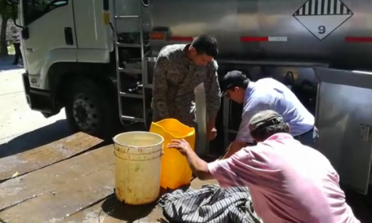 En carrotanques Fuerza Aérea lleva agua potable a los sectores afectados por inundaciones en La Dorada 