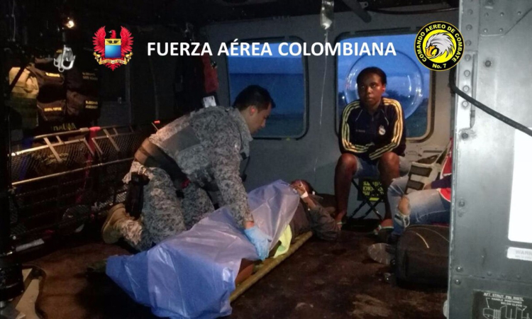 Fuerza Aérea colombiana salva la vida de una mujer en estado crítico de embarazo