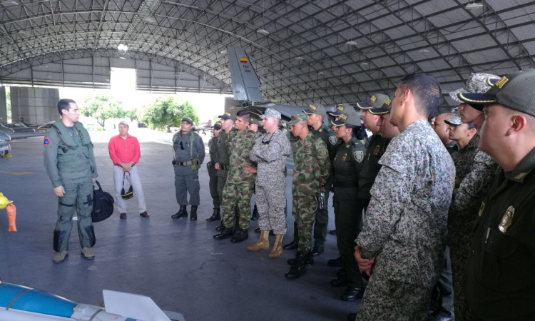 Comando Aéreo de Combate No.1 recibió la visita de la Escuela de Aviación de la Policía Nacional