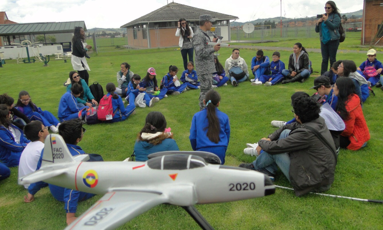 Niños invidentes se sumergen en una experiencia de sentidos durante su visita al Comando Aéreo de Mantenimiento