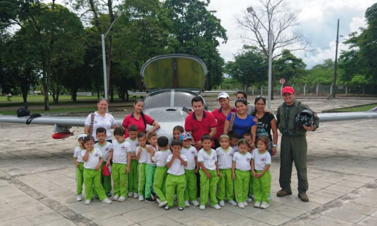 Niños de Puerto Salgar viven “Así se va a las alturas” en la Base Aérea de Palanquero