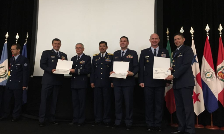 Reconocimiento a la Fuerza Aérea Colombiana en Conjefamer - 2017