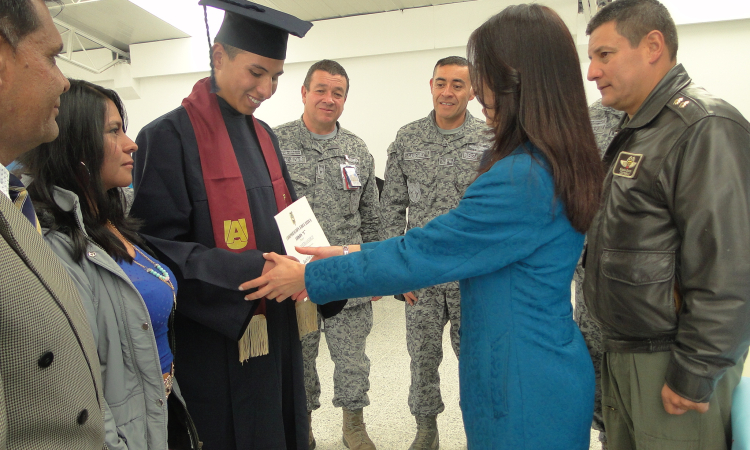 Soldados de aviación culminan su servicio militar y se gradúan como bachilleres académicos en el CAMAN  