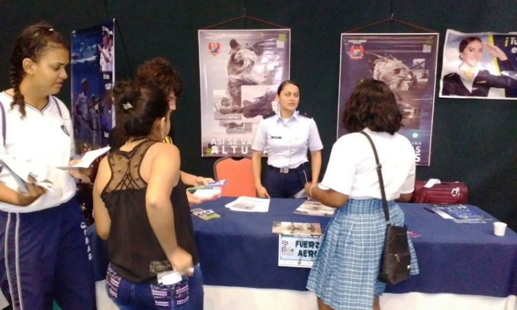 Fuerza Aérea Colombiana presente en la feria universitaria de San Andrés 