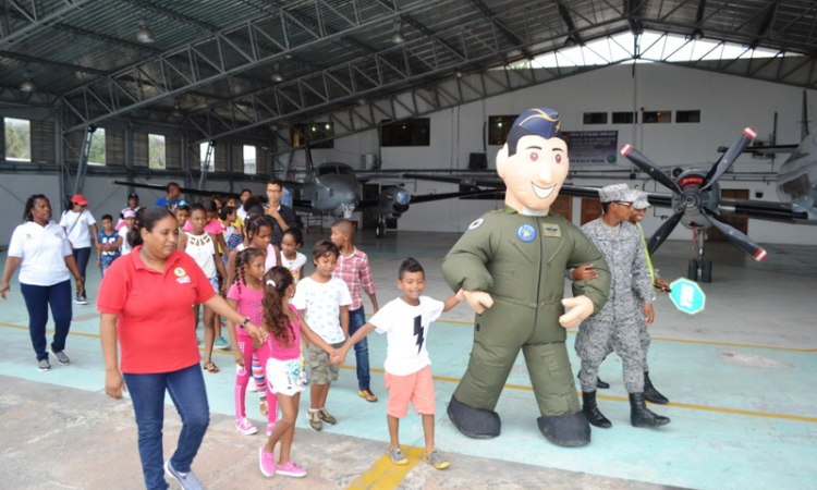 Ludoteca Naves Chills se hizo presente en el Grupo Aéreo del Caribe