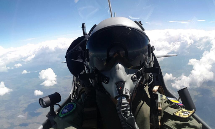 Incorpórese a la Fuerza Aérea Colombiana como Oficial o Suboficial