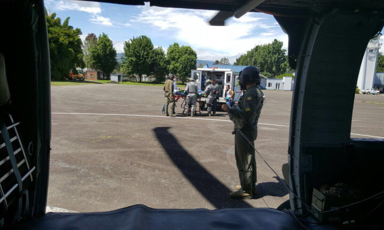 Fuerza Aérea Colombiana salva la vida de un líder indígena herido con arma de fuego