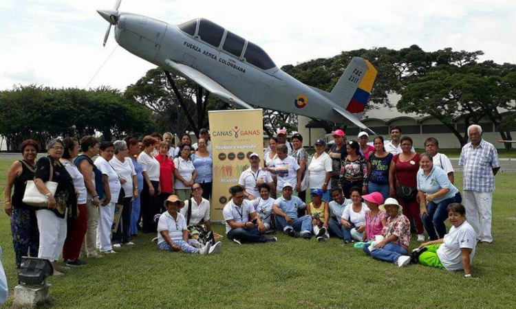 Fuerza Aérea participa del programa “Canas y Ganas” de la Alcaldía de Cali