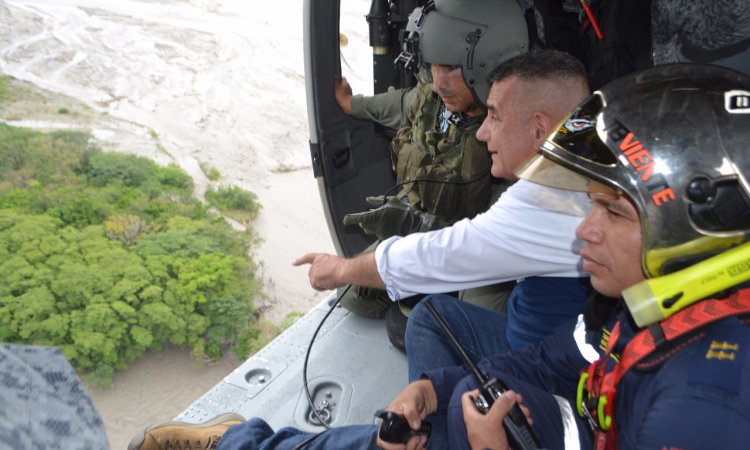 Fuerza Aérea Colombiana y autoridades sobrevuelan áreas afectadas por el invierno