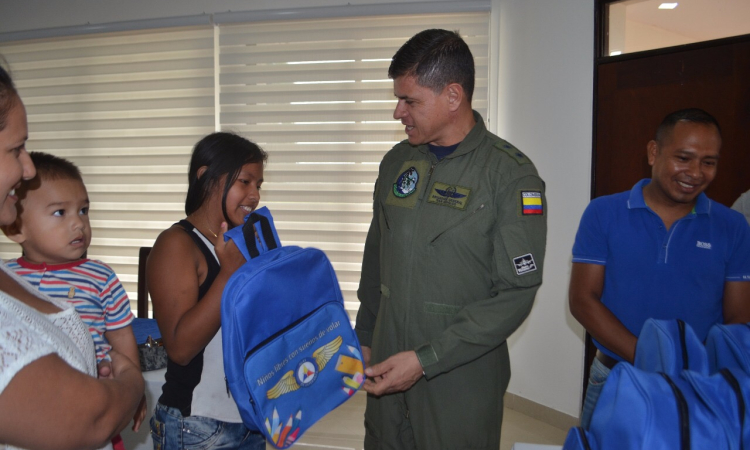 Fuerza Aérea Colombiana donó ayuda humanitaria a comunidad indígena