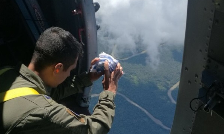 Grupo Aéreo del Amazonas realiza lanzamiento volantes contra la minería ilegal